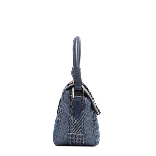 BOLSO CON SOLAPA Y PARCHE FLORAL (AZUL)